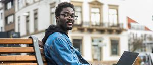 Der 23-jährige Dossou musste deshalb auf sehr alte Texte zurückgreifen, um seine Übersetzungssoftware zu füttern.