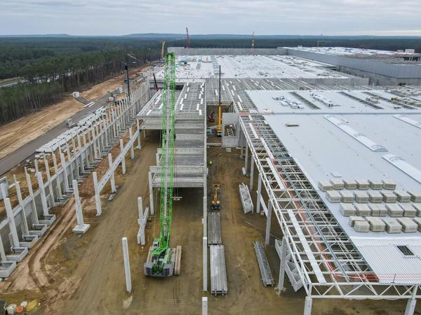 Eine Drohnen-Aufnahme der Tesla-Baustelle von Ende November.