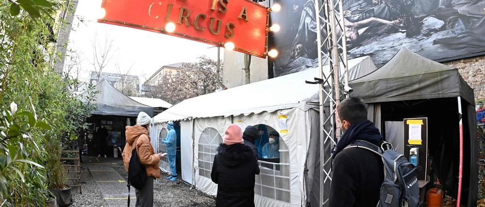 Statt für den Club stehen Wartende im Kitkat nun für einen Corona-Test an. 