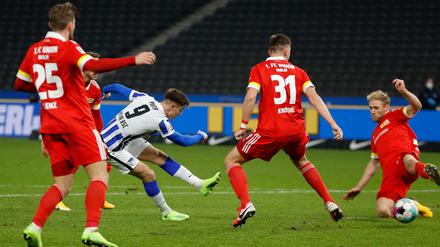 Allein gegen Rot. Krzysztof Piatek, zur zweiten Hälfte eingewechselt, half mit zwei Toren, das Spiel zu drehen. 