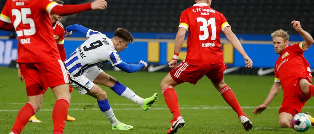 Allein gegen Rot. Krzysztof Piatek, zur zweiten Hälfte eingewechselt, half mit zwei Toren, das Spiel zu drehen. 