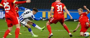 Allein gegen Rot. Krzysztof Piatek, zur zweiten Hälfte eingewechselt, half mit zwei Toren, das Spiel zu drehen. 