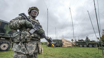 Ein US-Soldat steht in Kleinfalz nahe dem Truppenübungsplatz Grafenwöhr in Bayern.