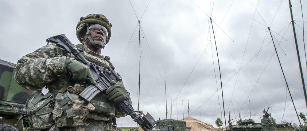 Ein US-Soldat steht in Kleinfalz nahe dem Truppenübungsplatz Grafenwöhr in Bayern.