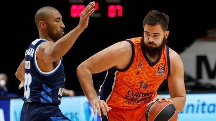 Alba (hier mit Jayson Granger, l.) stand auch in der Defensive gut.