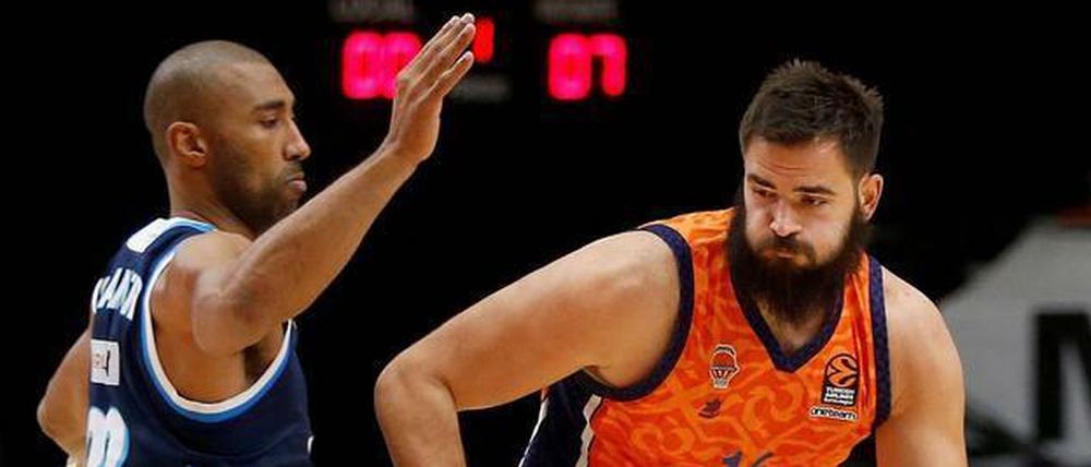 Alba (hier mit Jayson Granger, l.) stand auch in der Defensive gut.