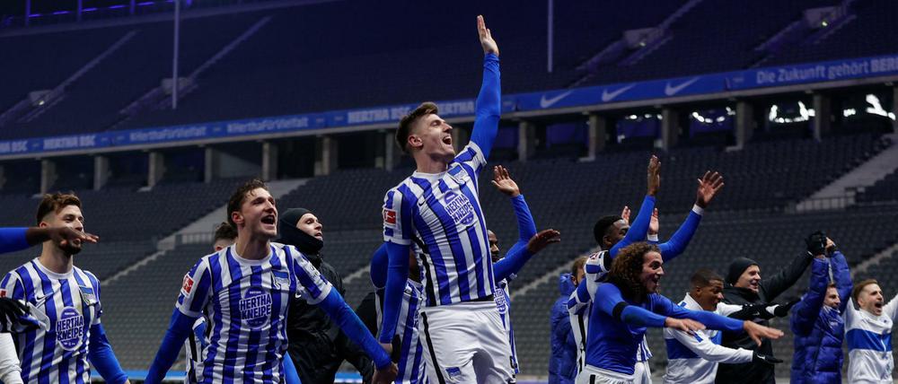 Welle vor der leeren Ostkurve. Herthas Spieler feiern.