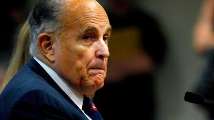 Erst ignorierte Rudy Giuliani die Schutzmaßnahmen, dann hat er sich mit dem Coronavirus infiziert.