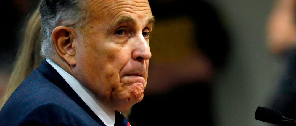 Erst ignorierte Rudy Giuliani die Schutzmaßnahmen, dann hat er sich mit dem Coronavirus infiziert.
