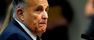 Erst ignorierte Rudy Giuliani die Schutzmaßnahmen, dann hat er sich mit dem Coronavirus infiziert.