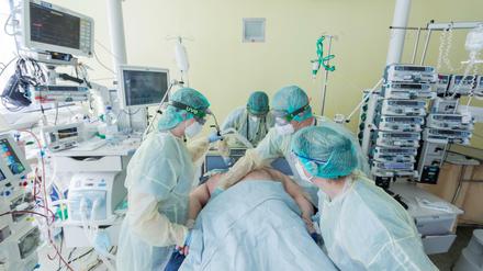 Noch immer steigen die Zahlen von Covid-19-Patienten, die auf Intensivstationen wie am Uniklinikum Bonn eingeliefert werden. Firmen fordern jetzt mehr Unterstützung bei der Entwicklung von Therapien, denn noch gibt es keine spezifisch wirksamen gegen die Krankheit. 