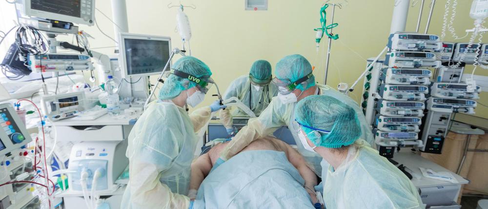 Noch immer steigen die Zahlen von Covid-19-Patienten, die auf Intensivstationen wie am Uniklinikum Bonn eingeliefert werden. Firmen fordern jetzt mehr Unterstützung bei der Entwicklung von Therapien, denn noch gibt es keine spezifisch wirksamen gegen die Krankheit. 