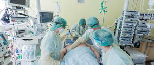 Noch immer steigen die Zahlen von Covid-19-Patienten, die auf Intensivstationen wie am Uniklinikum Bonn eingeliefert werden. Firmen fordern jetzt mehr Unterstützung bei der Entwicklung von Therapien, denn noch gibt es keine spezifisch wirksamen gegen die Krankheit. 