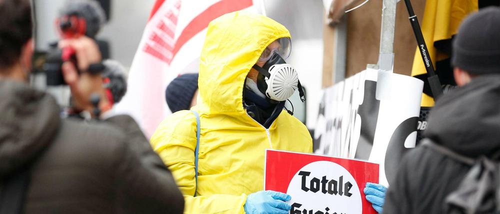 Ein Mann demomnstriert in Berlin gegen die Corona-Politik der Bundesregierung.