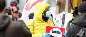 Ein Mann demomnstriert in Berlin gegen die Corona-Politik der Bundesregierung.