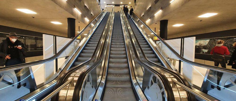 Am BER gibt es nur eine Rolltreppe von Ebene zu Ebene. Unter den Linden gibt es drei von U5 zu U6.