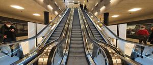 Am BER gibt es nur eine Rolltreppe von Ebene zu Ebene. Unter den Linden gibt es drei von U5 zu U6.
