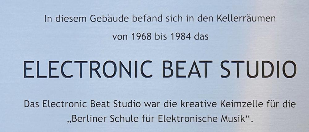 Gedenktafel für das Electronic Beat Studio als Erinnerung in der Pfalzburger Straße 30 in Berlin-Wilmersdorf.