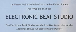 Gedenktafel für das Electronic Beat Studio als Erinnerung in der Pfalzburger Straße 30 in Berlin-Wilmersdorf.