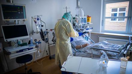 Betreuung eines Covid-19-Patienten auf einer Intensivstation.