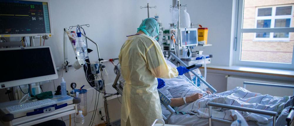 Betreuung eines Covid-19-Patienten auf einer Intensivstation.