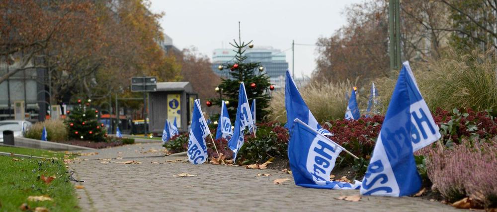 Hertha-Fähnchen sind auf der Tauentzienstraße in Berlin-Charlottenburg angebracht.