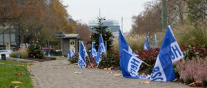 Hertha-Fähnchen sind auf der Tauentzienstraße in Berlin-Charlottenburg angebracht.