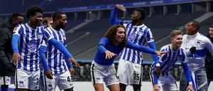 Wenn man das Derby gewinnt, kann man auch mal vor der leeren Fankurve die Welle machen so wie die Spieler von Hertha BSC.