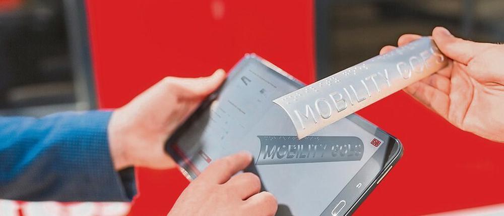 Mit einer Software von Trinckle aus Hennigsdorf lässt die Bahn Hinweise in Blindenschrift drucken, die an Handläufen in Bahnhöfen angebracht werden.