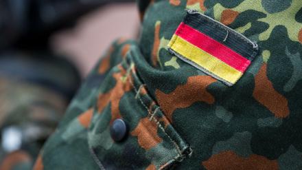 Die Fahne von Deutschland ist auf der Uniform eines Soldaten aufgenäht (Symbolbild).