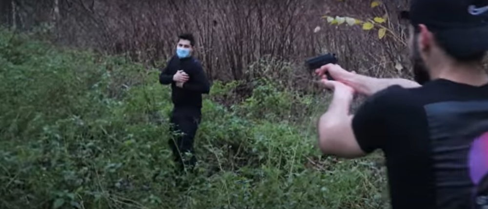 Screenshot aus dem gestellten Video von Fayez Kanfash, in dem er Polizisten im Wald jagt und erschießt.