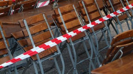 Frankfurter Gaststätte im Lockdown. Ob diese Stühle einen Frühling erleben werden, ist derzeit völlig offen. 