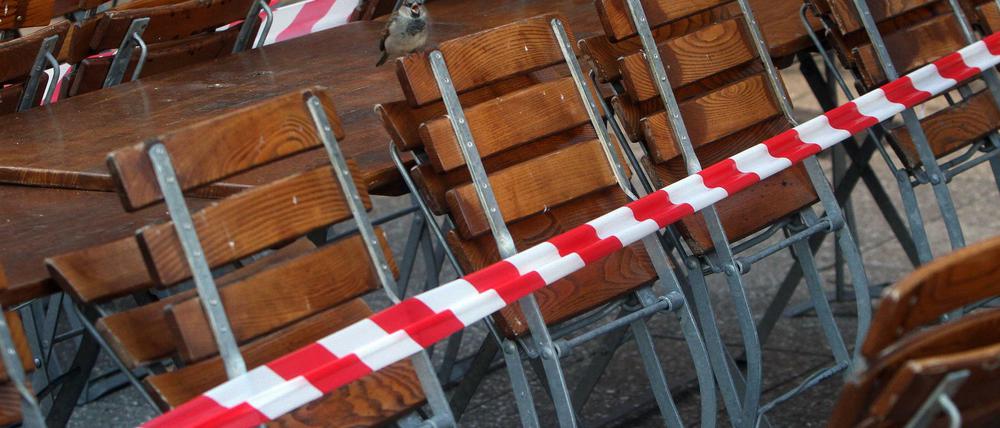 Frankfurter Gaststätte im Lockdown. Ob diese Stühle einen Frühling erleben werden, ist derzeit völlig offen. 