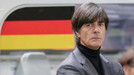 Eine Flagge und ihr Trainer: Bei der Nationalmannschaft geht es auch um ein gesellschaftliches Modell.