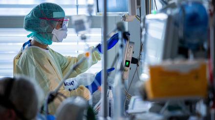 Eine Krankenschwester des Universitätsklinikums Greifswald neben dem Intensivbett eines Covid-19-Patienten.