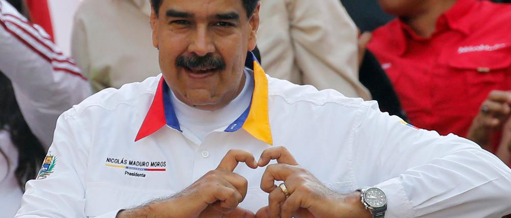 Nicolas Maduro, Präsident von Venezuela, formt ein Herz mit den Händen bei einer Kundgebung.