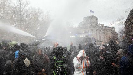 Die Polizei setzt bei einer Demonstration gegen die Corona-Maßnahmen der Bundesregierung vor dem Reichstag in Berlin vor einigen Tagen auch Wasserwerfer ein.