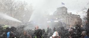 Die Polizei setzt bei einer Demonstration gegen die Corona-Maßnahmen der Bundesregierung vor dem Reichstag in Berlin vor einigen Tagen auch Wasserwerfer ein.