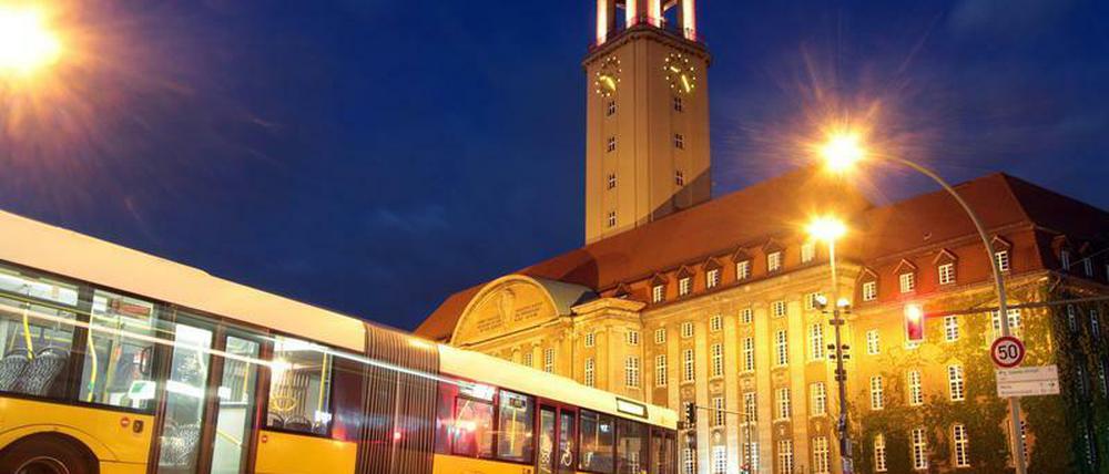 Berlins BVG-Busknoten Nr. 1 (noch vor dem Bahnhof Zoo): das Rathaus Spandau.