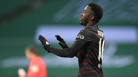 VfB-Stürmer Silas Wamangituka bejubelt sein umstrittenes Tor gegen Werder Bremen.