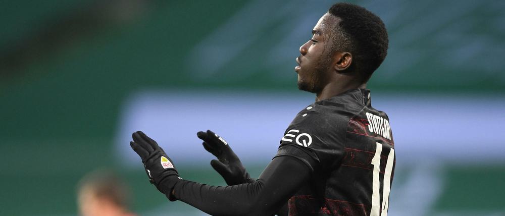 VfB-Stürmer Silas Wamangituka bejubelt sein umstrittenes Tor gegen Werder Bremen.