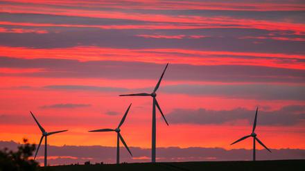 Geht für viele alte Windräder allmählich die Sonne unter? Unsere Gastautoren fürchten, dass viele Altanlage die Coronakrise nicht überdauern werden.