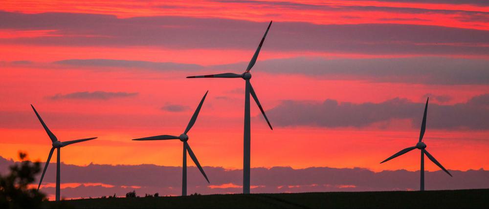 Geht für viele alte Windräder allmählich die Sonne unter? Unsere Gastautoren fürchten, dass viele Altanlage die Coronakrise nicht überdauern werden.