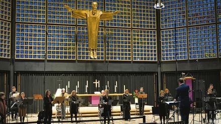 Zwei Meter Abstand sind derzeit geboten, der Rias Kammerchor verteilt sich noch weiträumiger. Und über den Chor wacht Christus.