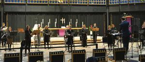 Zwei Meter Abstand sind derzeit geboten, der Rias Kammerchor verteilt sich noch weiträumiger. Und über den Chor wacht Christus.