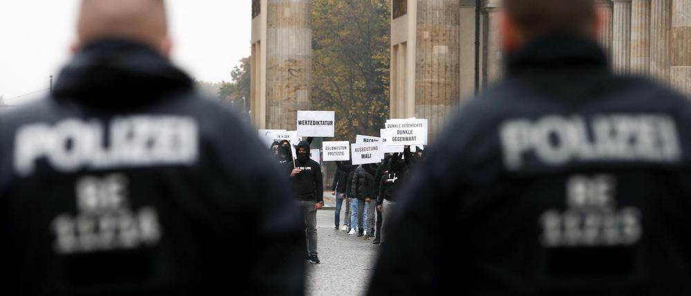 Aufmarsch in Berlin. Die Hamburger Islamistengruppierung "Muslim Interaktiv" demonstrierte im Oktober mit martialischem Gehabe am Brandenburger Tor. 