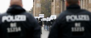 Aufmarsch in Berlin. Die Hamburger Islamistengruppierung "Muslim Interaktiv" demonstrierte im Oktober mit martialischem Gehabe am Brandenburger Tor. 