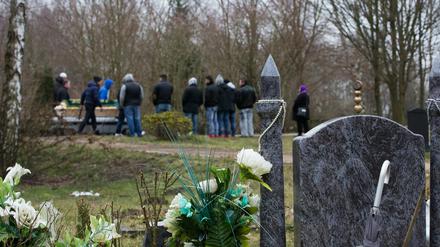 Eine Bestattung auf dem Landschaftsfriedhof Gatow in Berlin-Spandau. (Symbolbild)