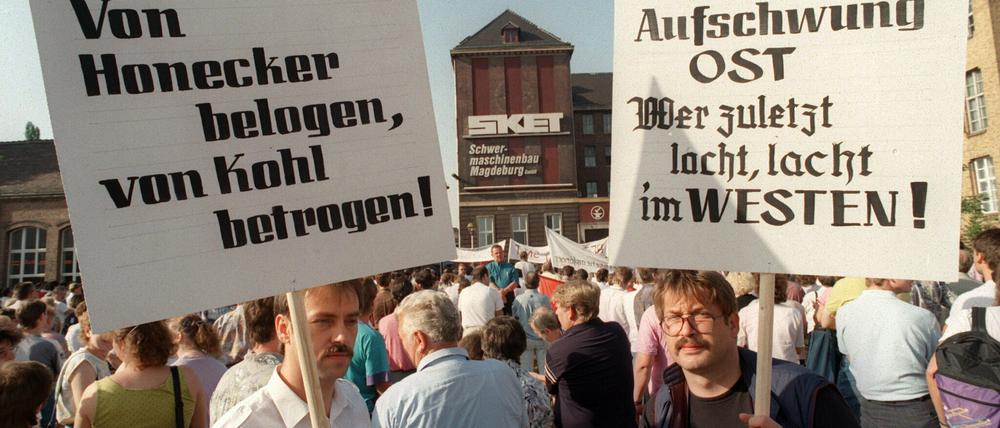 Auf die Euphorie folgte die Wut: Arbeiter der SKET-Schwermaschinenbau GmbH in Magdeburg demonstrieren 1992 gegen die Treuhandanstalt.