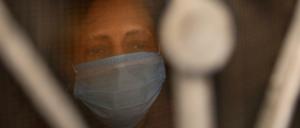 Eine Frau trägt Mund-Nasen-Schutz in Indien (Symbolbild).